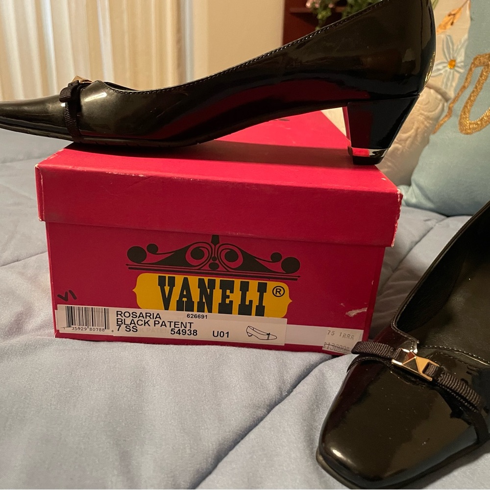 Vaneli Rosaria black patent dress shoes 7 SS never worn